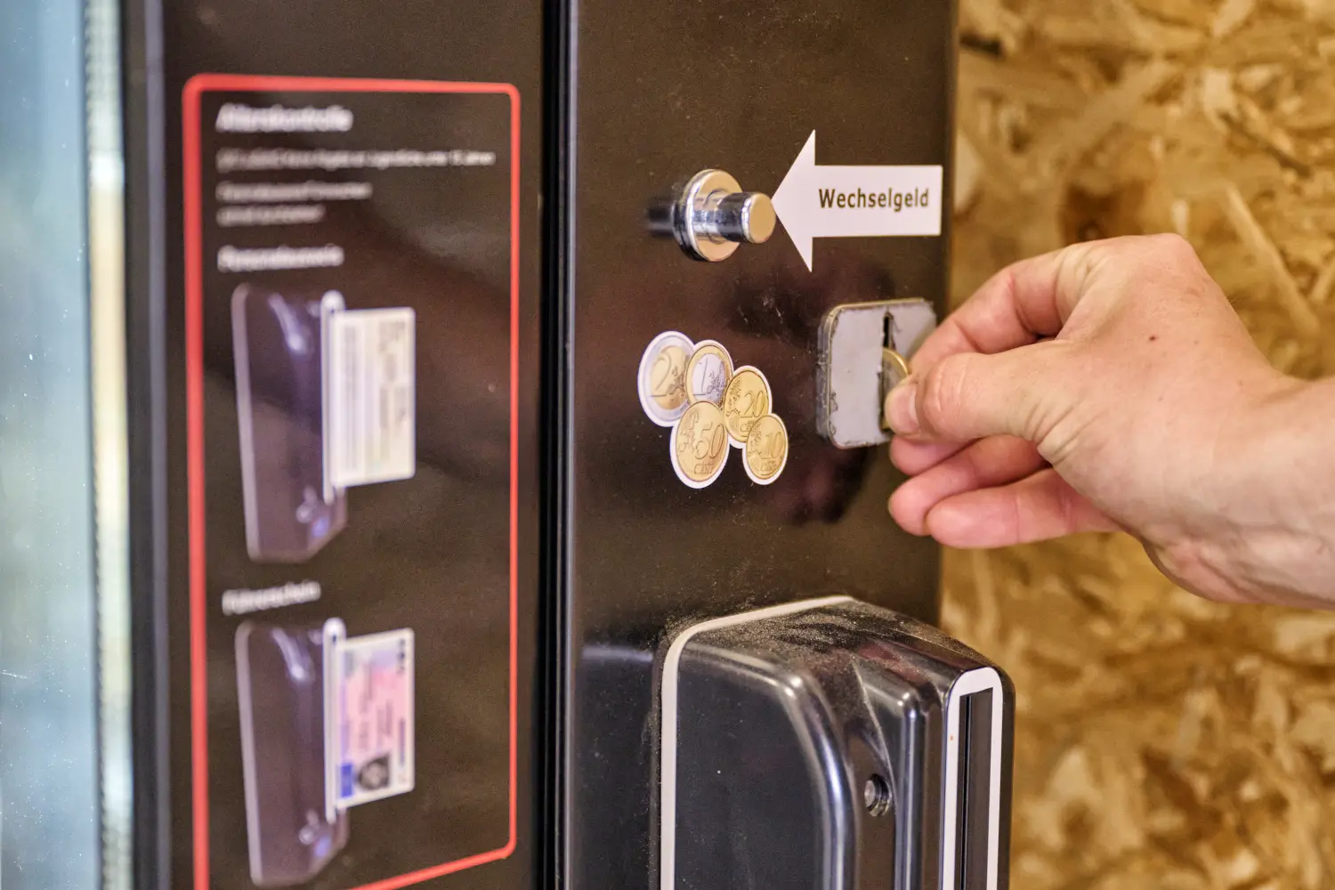 Sieben Äcker Hof - Münze in den Automaten einwerfen