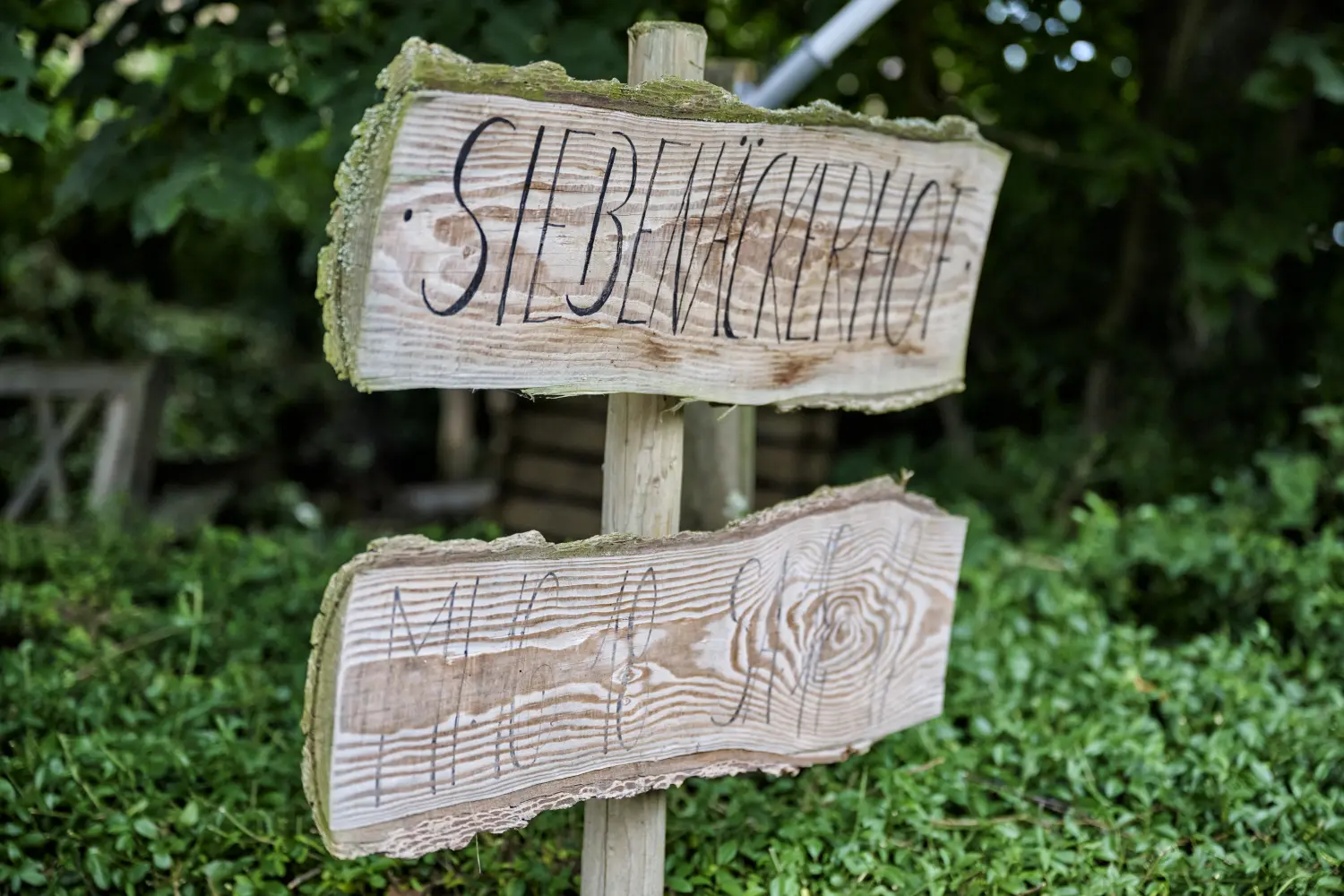 Sieben Äcker Hof – Holzschild